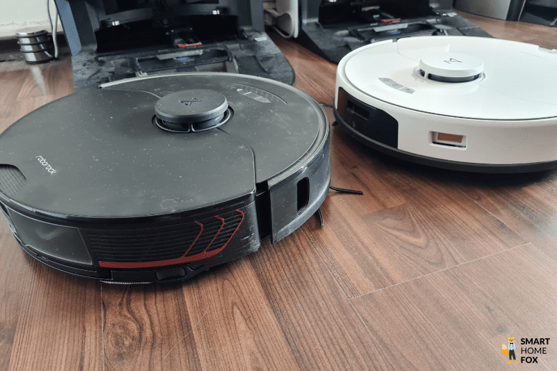 Der Roborock S7 Pro und der S7 MaxV stehen nebeneinander auf dem Boden.